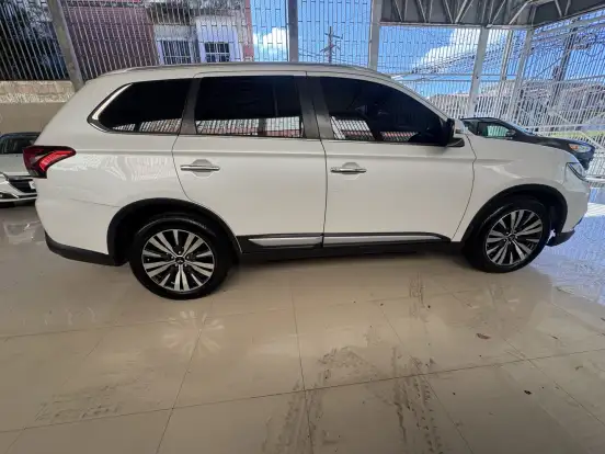 MITSUBISHI-OUTLANDER-2.2 MIVEC DI-D DIESEL HPE-S AWD AUTOMÁTICO MITSUBISHI-OUTLANDER-2020