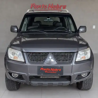 MITSUBISHI-PAJERO-2011