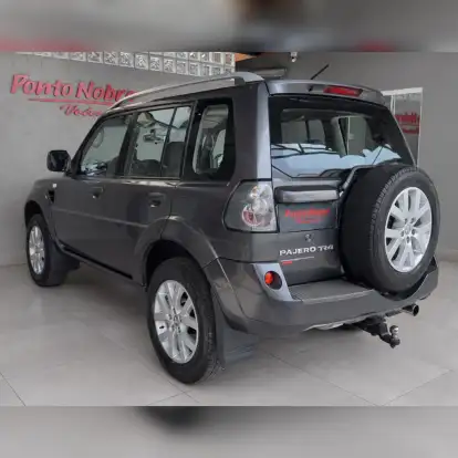 MITSUBISHI-PAJERO-2011