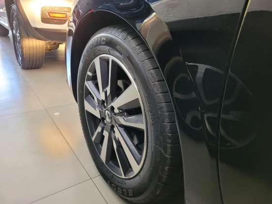 NISSAN-VERSA-2021