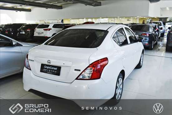 NISSAN-VERSA-2020