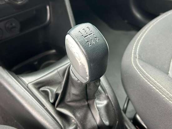 PEUGEOT-208-2016