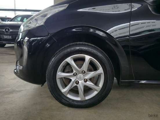 PEUGEOT-208-2015