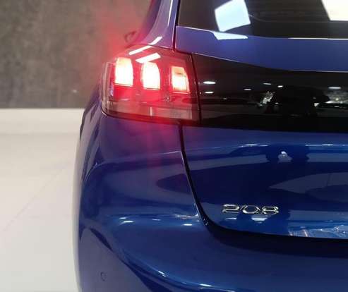 PEUGEOT-208-2021