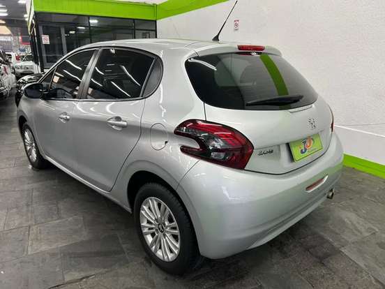 PEUGEOT-208-2020