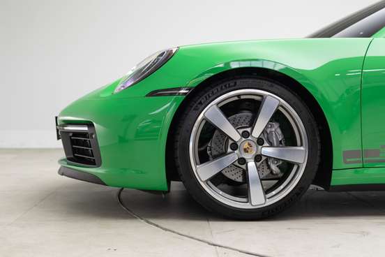 PORSCHE-911-2023