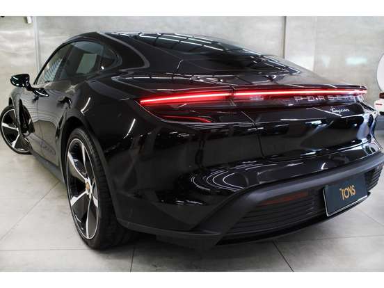 PORSCHE-TAYCAN-2022