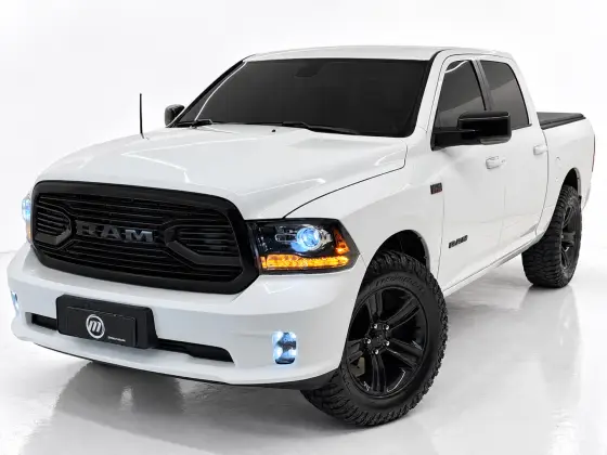RAM CLASSIC 5.7 V8 GASOLINA LARAMIE NIGHT EDITION CD 4X4 AUTOMÁTICO