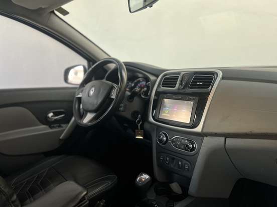 RENAULT-LOGAN-2016