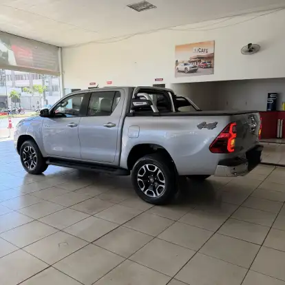 TOYOTA-HILUX-2.8 D-4D TURBO DIESEL CD SRV 4X4 AUTOMÁTICO TOYOTA-HILUX-2025