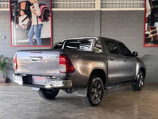 TOYOTA-HILUX-2.8 D-4D TURBO DIESEL CD SR 4X4 AUTOMÁTICO TOYOTA-HILUX-2025