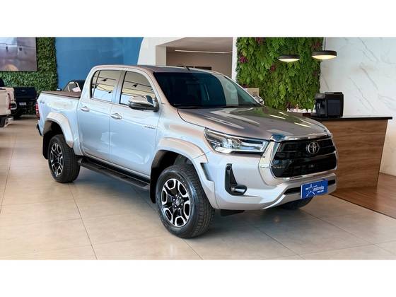 TOYOTA HILUX 2.8 D-4D TURBO DIESEL CD SRX PLUS 4X4 AUTOMÁTICO