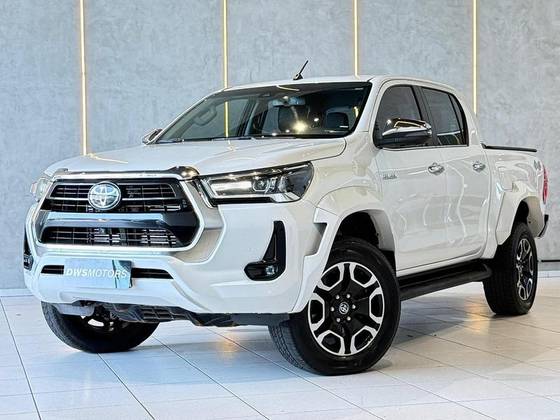 TOYOTA HILUX 2.8 D-4D TURBO DIESEL CD SRX PLUS 4X4 AUTOMÁTICO