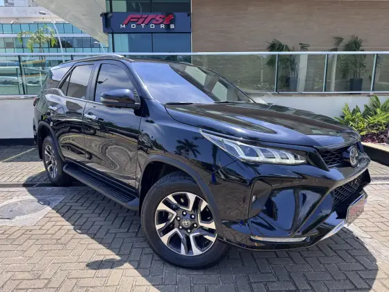 TOYOTA HILUX SW4 2.8 D-4D TURBO DIESEL DIAMOND 7L 4X4 AUTOMÁTICO