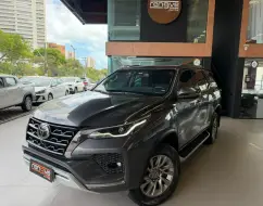 TOYOTA HILUX SW4 2.8 D-4D TURBO DIESEL SRX 7L 4X4 AUTOMÁTICO TOYOTA HILUX SW4 2.8 D-4D TURBO DIESEL SRX 7L 4X4 AUTOMÁTICO