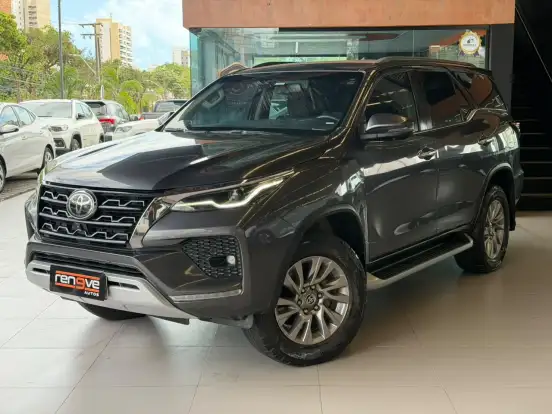 TOYOTA-HILUX SW4-2.8 D-4D TURBO DIESEL SRX 7L 4X4 AUTOMÁTICO TOYOTA-HILUX SW4-2023