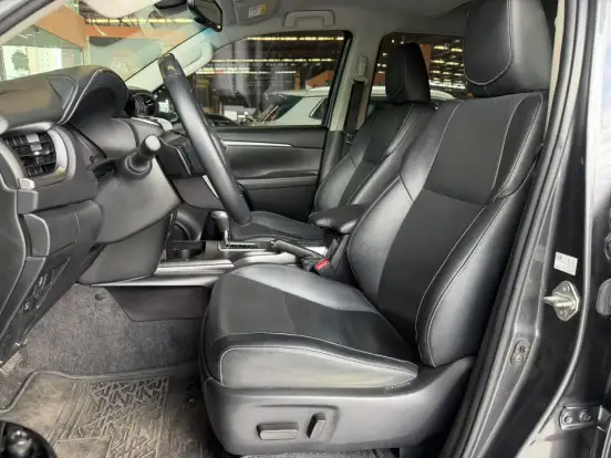 TOYOTA-HILUX SW4-2.8 D-4D TURBO DIESEL SRX 7L 4X4 AUTOMÁTICO TOYOTA-HILUX SW4-2023