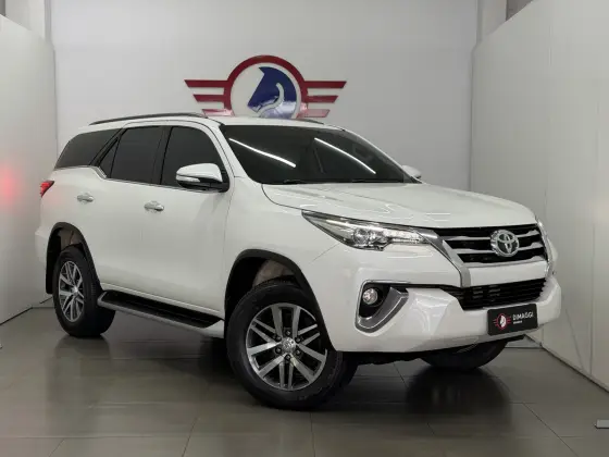 TOYOTA HILUX SW4 2.8 SRX 4X4 7 LUGARES 16V TURBO INTERCOOLER DIESEL 4P AUTOMÁTICO