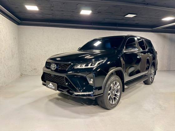 TOYOTA HILUX SW4 2.8 D-4D TURBO DIESEL DIAMOND 7L 4X4 AUTOMÁTICO