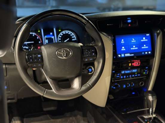 TOYOTA-HILUX SW4-2023