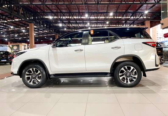 TOYOTA-HILUX SW4-2024