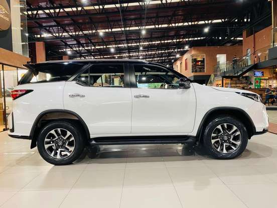 TOYOTA-HILUX SW4-2024