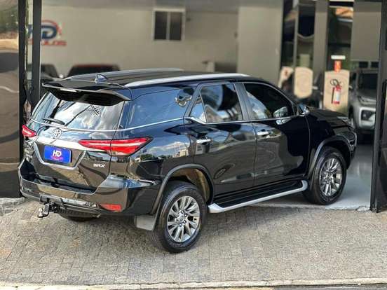 TOYOTA-HILUX SW4-2023