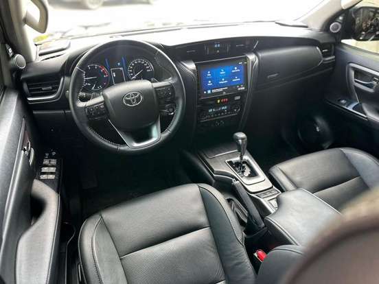 TOYOTA-HILUX SW4-2023