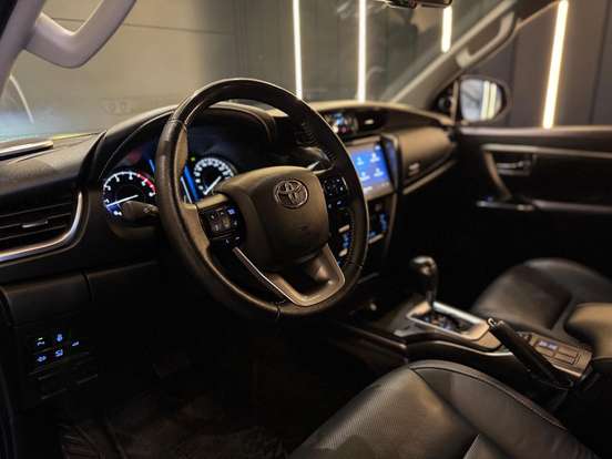 TOYOTA-HILUX SW4-2023