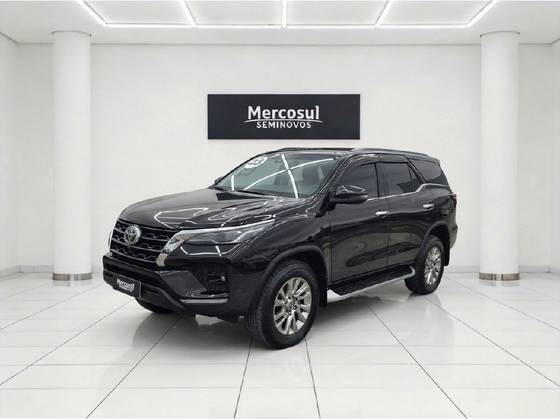 TOYOTA HILUX SW4 2.8 D-4D TURBO DIESEL SRX 7L 4X4 AUTOMÁTICO