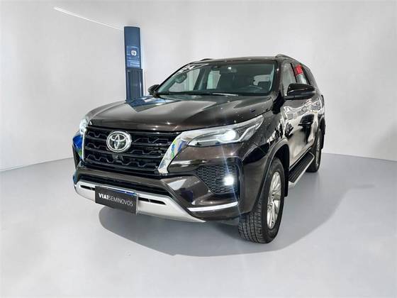 TOYOTA HILUX SW4 2.8 D-4D TURBO DIESEL SRX 7L 4X4 AUTOMÁTICO
