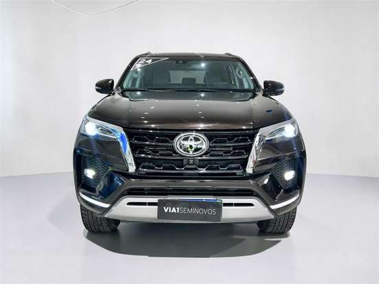 TOYOTA-HILUX SW4-2.8 D-4D TURBO DIESEL SRX 7L 4X4 AUTOMÁTICO TOYOTA-HILUX SW4-2023