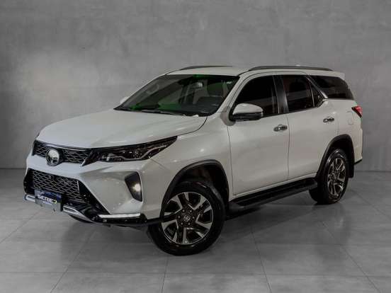 TOYOTA-HILUX SW4-2024