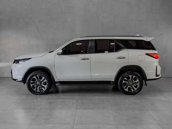 TOYOTA-HILUX SW4-2.8 D-4D TURBO DIESEL SRX PLATINUM 7L 4X4 AUTOMÁTICO TOYOTA-HILUX SW4-2024