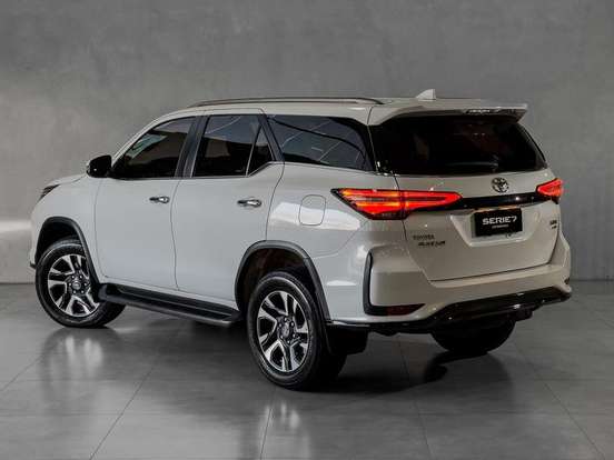 TOYOTA-HILUX SW4-2024