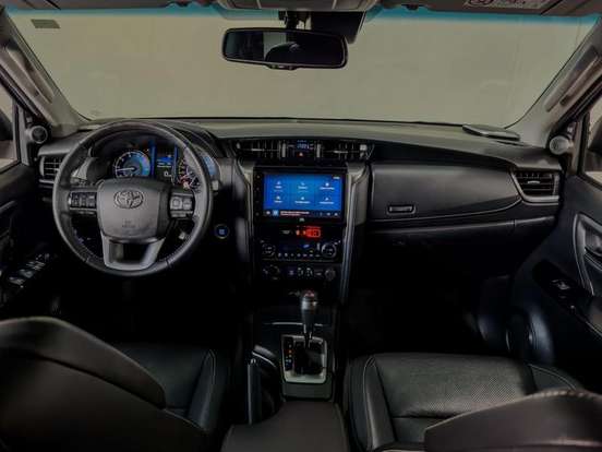 TOYOTA-HILUX SW4-2024