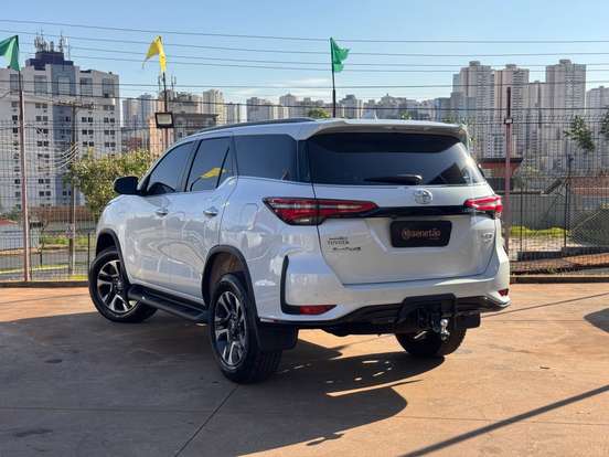 TOYOTA-HILUX SW4-2025