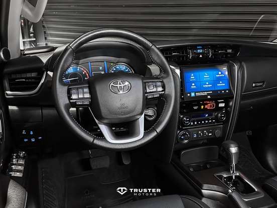 TOYOTA-HILUX SW4-2023