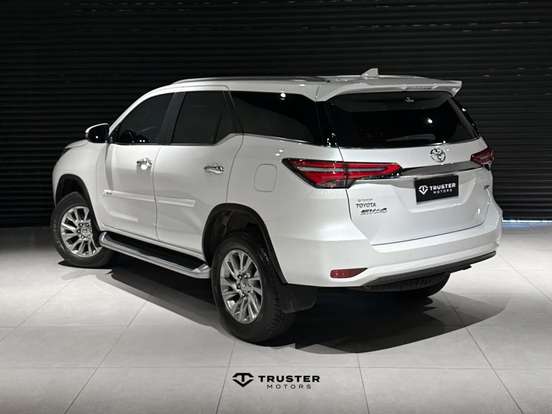 TOYOTA-HILUX SW4-2.8 D-4D TURBO DIESEL SRX PLATINUM 7L 4X4 AUTOMÁTICO TOYOTA-HILUX SW4-2023