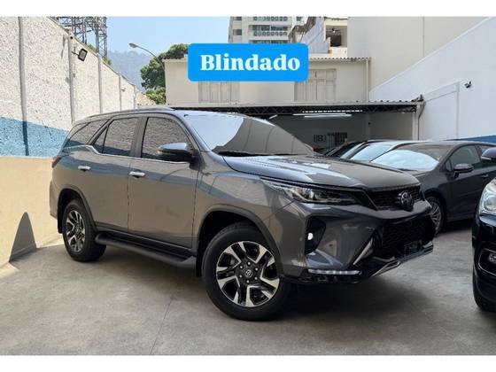 TOYOTA HILUX SW4 2.8 D-4D TURBO DIESEL SRX PLATINUM 7L 4X4 AUTOMÁTICO