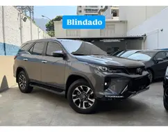 TOYOTA HILUX SW4 2.8 D-4D TURBO DIESEL SRX PLATINUM 7L 4X4 AUTOMÁTICO TOYOTA HILUX SW4 2.8 D-4D TURBO DIESEL SRX PLATINUM 7L 4X4 AUTOMÁTICO