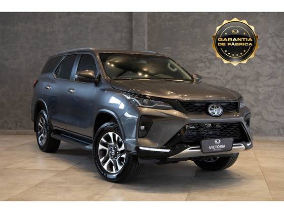 TOYOTA HILUX SW4 2.8 D-4D TURBO DIESEL SRX PLATINUM 7L 4X4 AUTOMÁTICO
