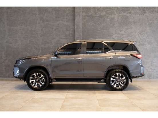 TOYOTA-HILUX SW4-2024