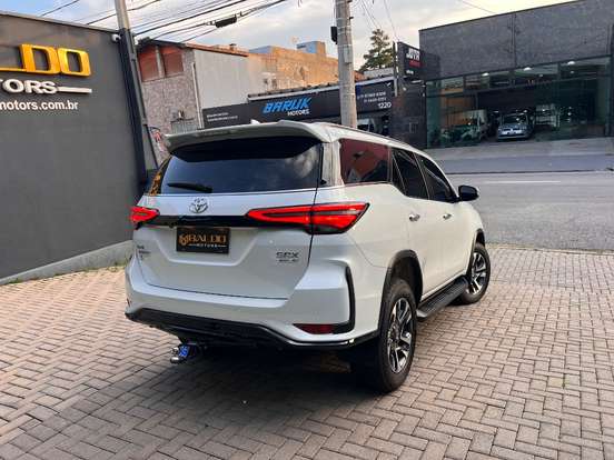 TOYOTA-HILUX SW4-2024