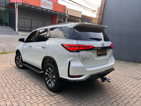 TOYOTA-HILUX SW4-2024