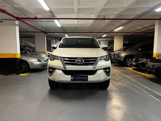 TOYOTA HILUX SW4 2.8 SRX 4X4 7 LUGARES 16V TURBO INTERCOOLER DIESEL 4P AUTOMÁTICO
