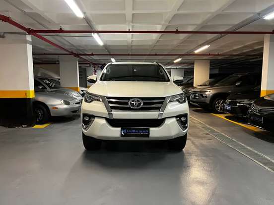 TOYOTA-HILUX SW4-2.8 SRX 4X4 7 LUGARES 16V TURBO INTERCOOLER DIESEL 4P AUTOMÁTICO TOYOTA-HILUX SW4-2019