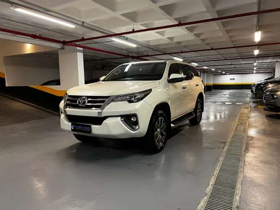 TOYOTA-HILUX SW4-2.8 SRX 4X4 7 LUGARES 16V TURBO INTERCOOLER DIESEL 4P AUTOMÁTICO TOYOTA-HILUX SW4-2019