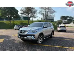 TOYOTA HILUX SW4 2.8 SRX 4X4 7 LUGARES 16V TURBO INTERCOOLER DIESEL 4P AUTOMÁTICO TOYOTA HILUX SW4 2.8 SRX 4X4 7 LUGARES 16V TURBO INTERCOOLER DIESEL 4P AUTOMÁTICO