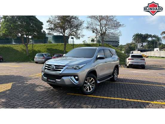 TOYOTA-HILUX SW4-2.8 SRX 4X4 7 LUGARES 16V TURBO INTERCOOLER DIESEL 4P AUTOMÁTICO TOYOTA-HILUX SW4-2017